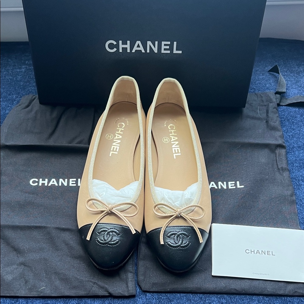 CHANEL Two-Tone Beige and Black Flats